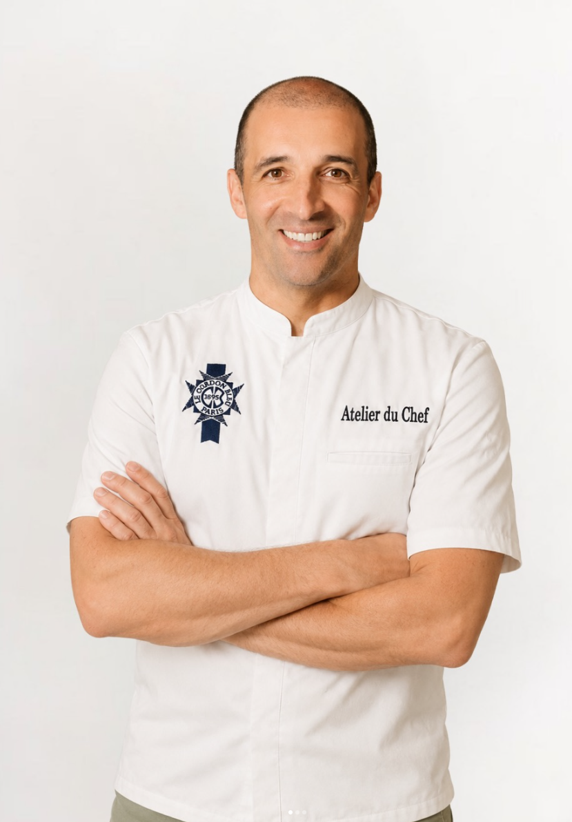 Chef Sam con su chaqueta de Le Cordon Bleu Paris y Atelier du Chef